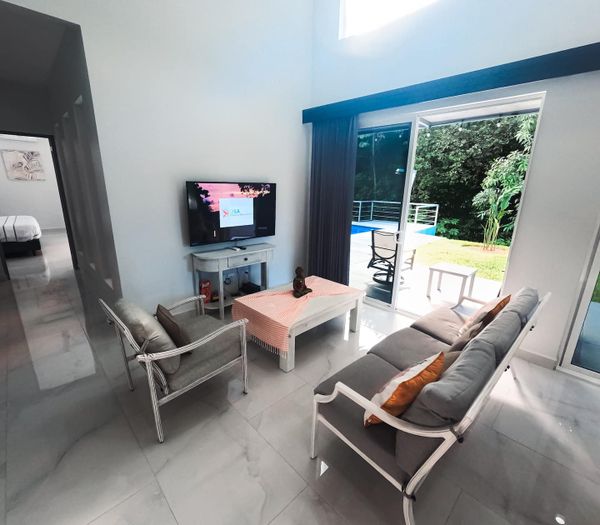 A bright and airy living room, perfect for relaxation and entertaining.