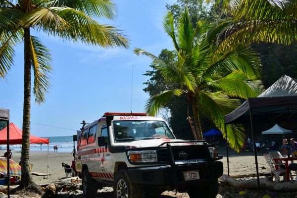 Most if the beaches have lifeguards presence, that might vary depending of the time and day of the week. Please always make sure to do a quick scan of the beach to confirm their presence before getting into the water