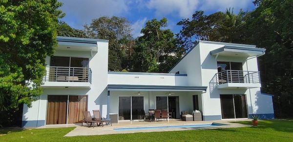 Entire 3-bedroom, all suites, private pool.