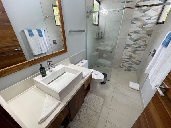 Full bathroom 2 equipped with hand soap, shampoo and shower gel.