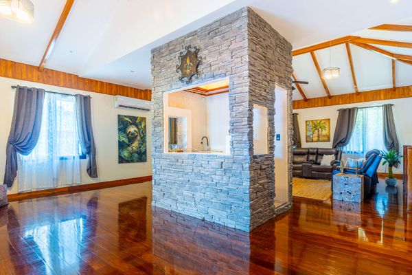 A bar to prepare cocktails perfectly located upstairs in the common area.