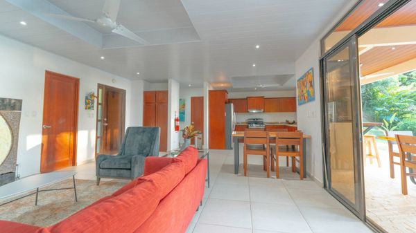 A bright, efficient kitchen with a modern design, perfect for cooking and entertaining.
