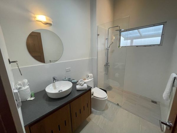 Gorgeous full bathroom at the hall for the bedrooms #2 and #3.