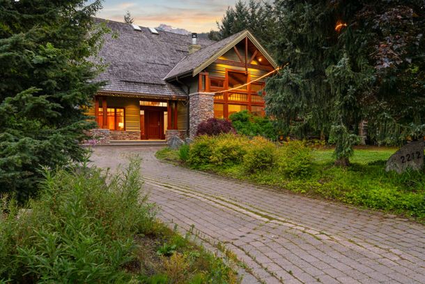 The Cedar & Snow  -Creekside Chalet Main Image