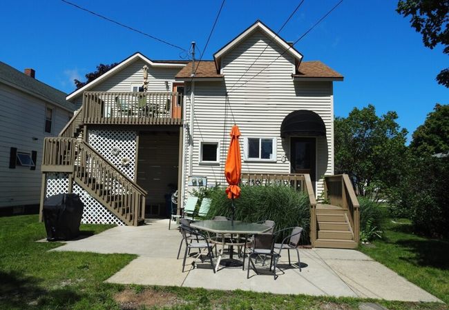 The Cute & Cozy – Upper Apt. – Great Location!
