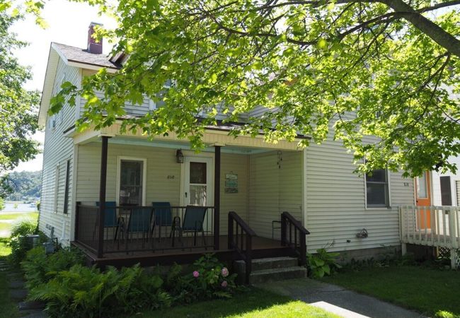 The Cute & Cozy – Lower Apt. – Great Location!