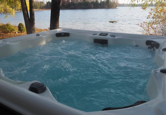 A short’s walk – lakefront w/ spa & kayaks!
