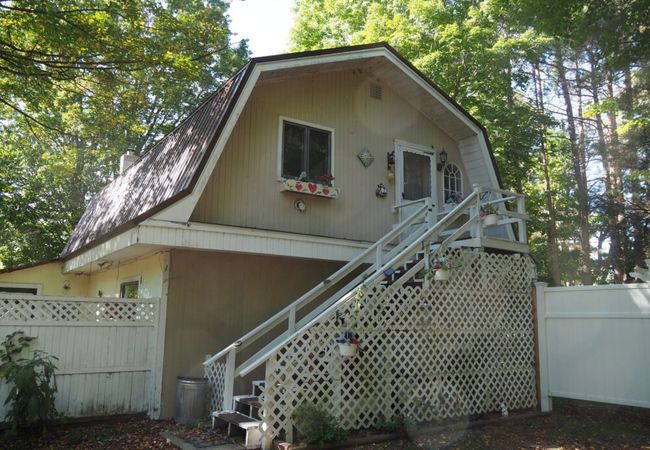 Emanuel – cute upstairs apt / ac / great location