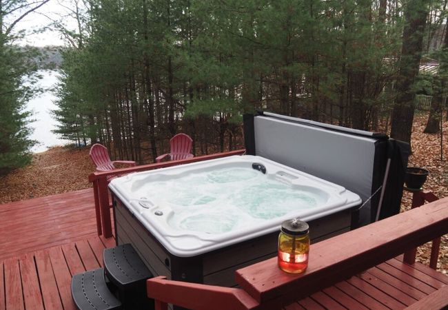 The cub hill chalet – private lakefront with spa!