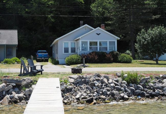 The bright and breezy – lakefront with spa!