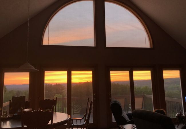 The Hilltop Retreat – Peaceful with Great Views!