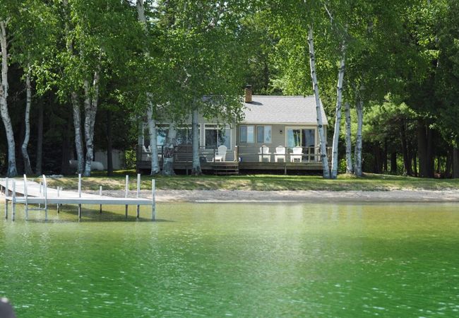 Birch cove bungalow – gorgeous lakefront!