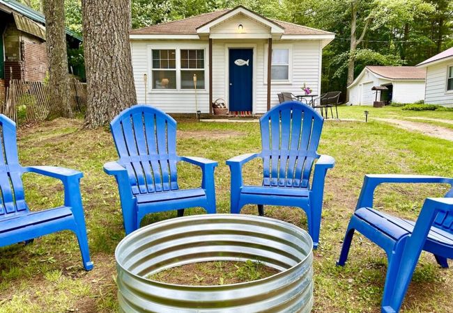 New!  Vivian’s Cabin – Super Cute & Lakefront!