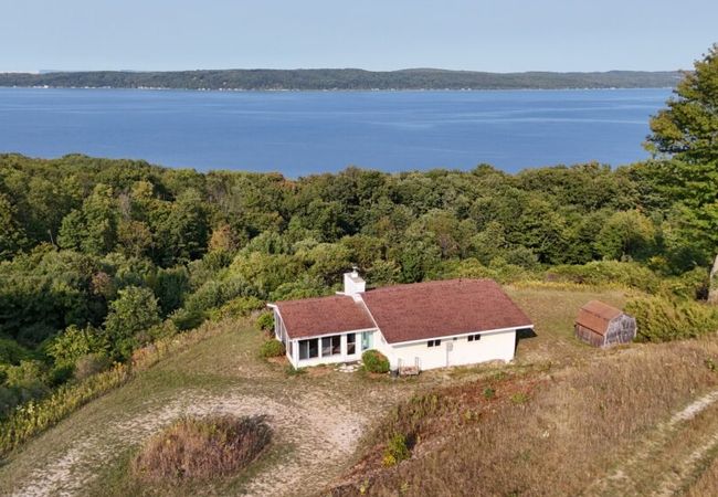 New! Hill hideaway – incredible lakeviews!