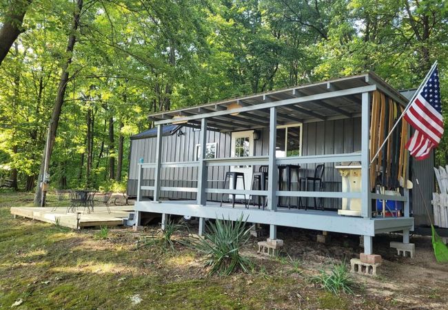 New!  Robin’s Nest – Cute Lakefront Tiny House!