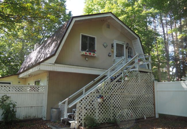 Emanuel – Cute Upstairs Apt / AC / Great Location