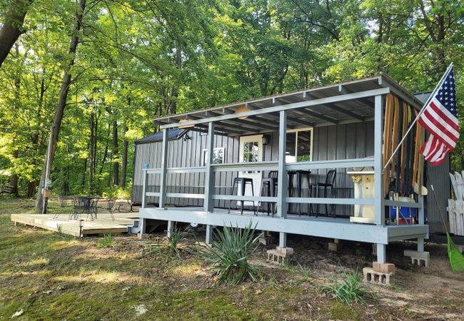 New!  Robin’s Nest – Cute Lakefront Tiny House!