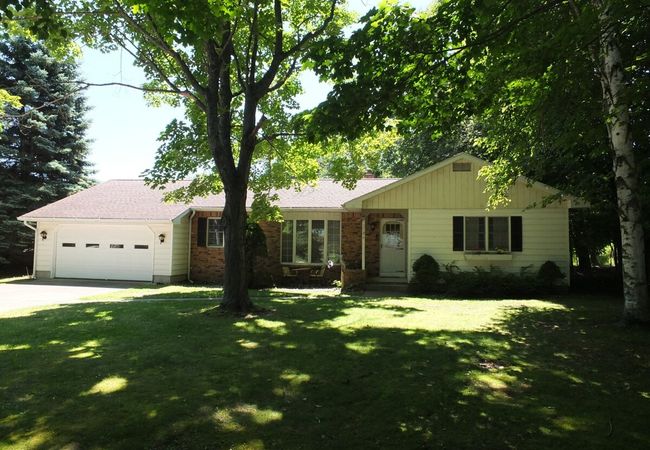 The Maple Cottage – Walk to Beach & Lake Michigan