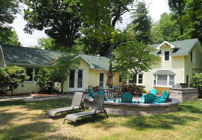 Lorlee – a large and luxurious lakefront cottage!