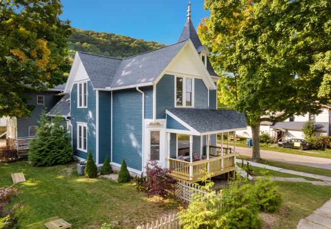 The Glarum House – Gorgeous Historic Home & A/C!