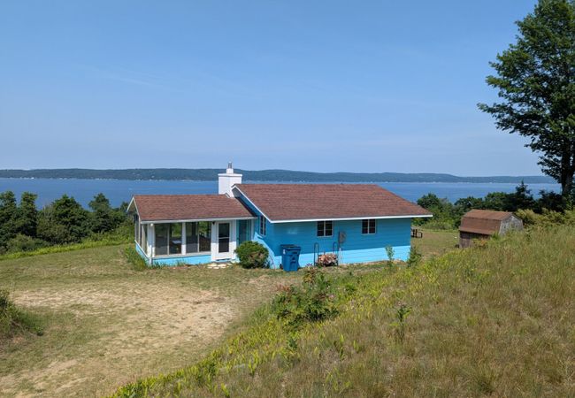 New!  Hill Hideaway – Incredible Lakeviews!