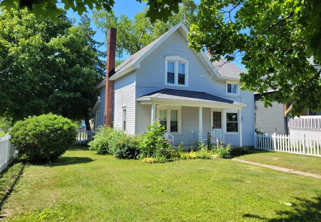 Centennial House – Great Location with Lakeview!