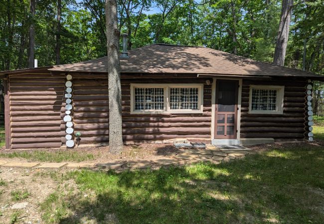 New!  The Hideout – Cute and Quiet Rustic Cabin!
