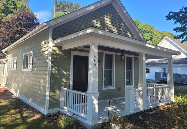 New!  Lake Michigan Hideaway – Very Cute!