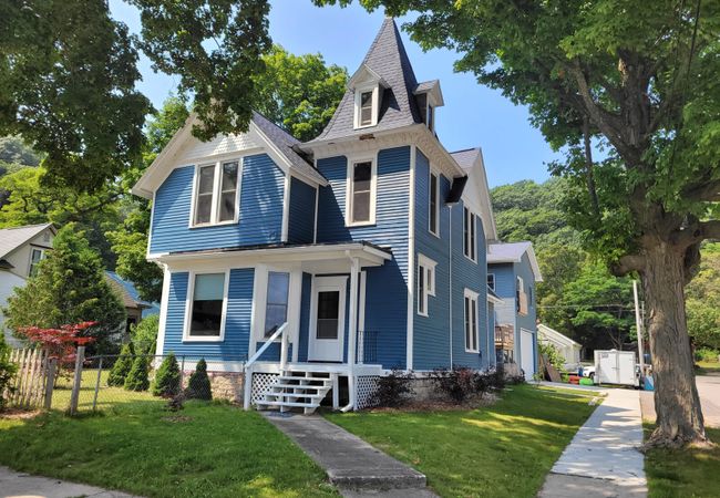 The Glarum House and Apt. – Gorgeous Home & A/C!
