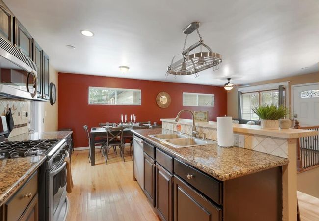 Family-friendly 5br w/ luxury spa & patio bbq