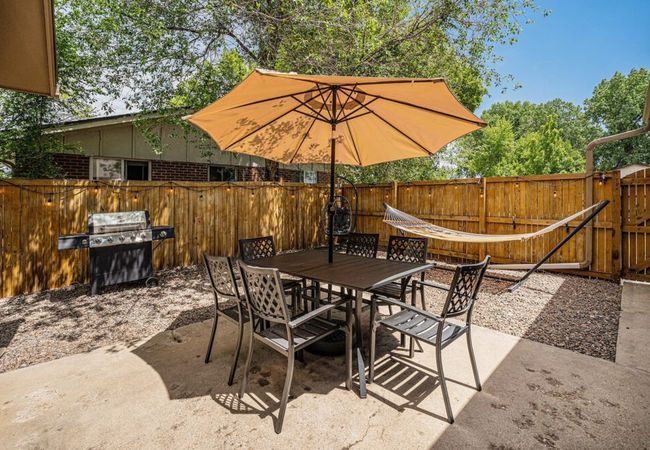 Spacious duplex w/ hammock & bbq patio