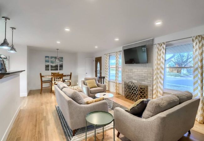 Mid-mod home • 3 baths • 2 living rms • yard