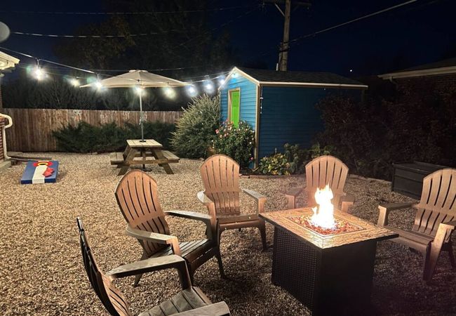 Modern 4br w/ game room & outdoor dining