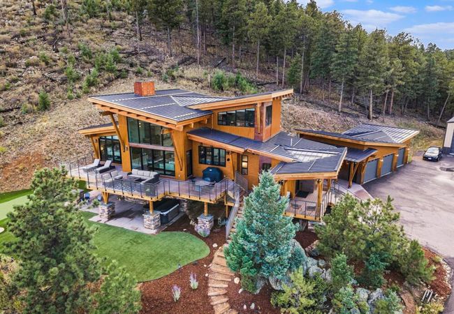 Luxury lodge w/ hot tub & putting green