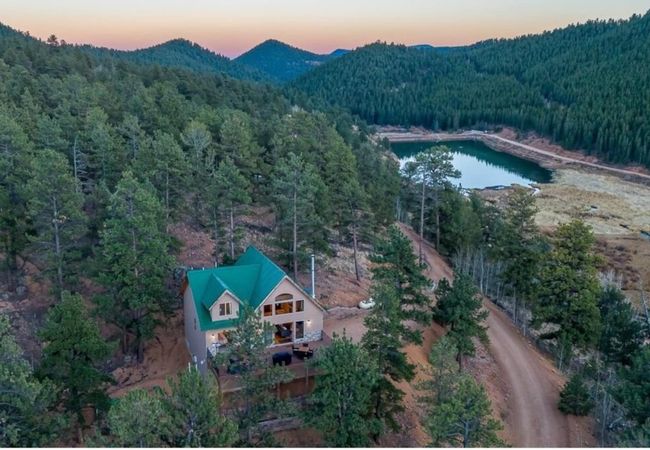 Scenic mountain lodge w/ hot tub & decks