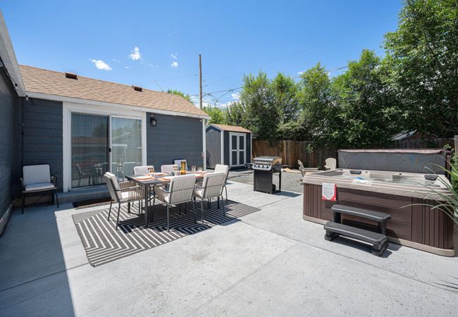 Retreat for 9 with hot tub, bbq and pet friendly