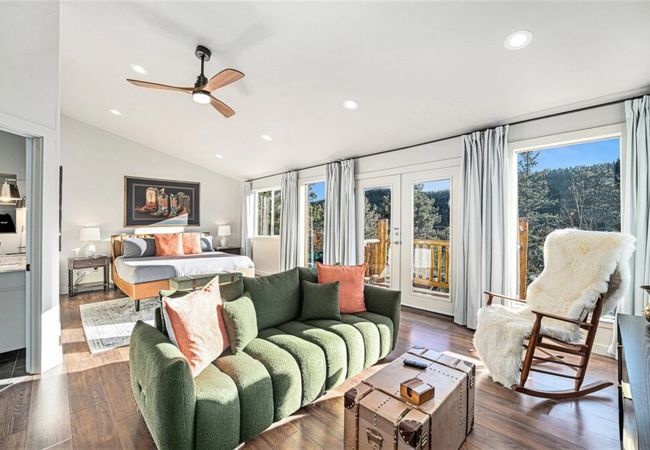 Beautiful 4-br mountain retreat w/ hot tub & bbq