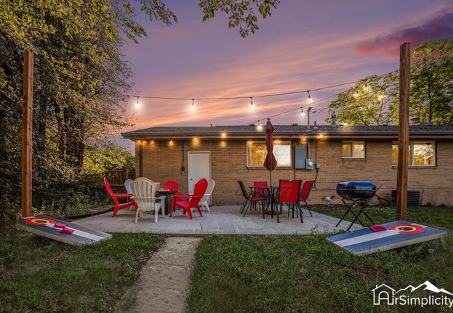 Spacious 2-home retreat w/ fire pits & bbq