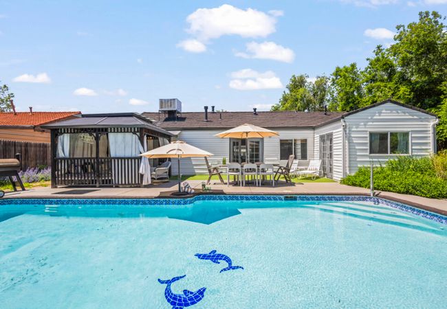 Heated pool | bbq | cabana | gardens