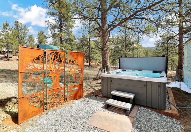 Timeless pineview cottage | hot tub & pet friendly