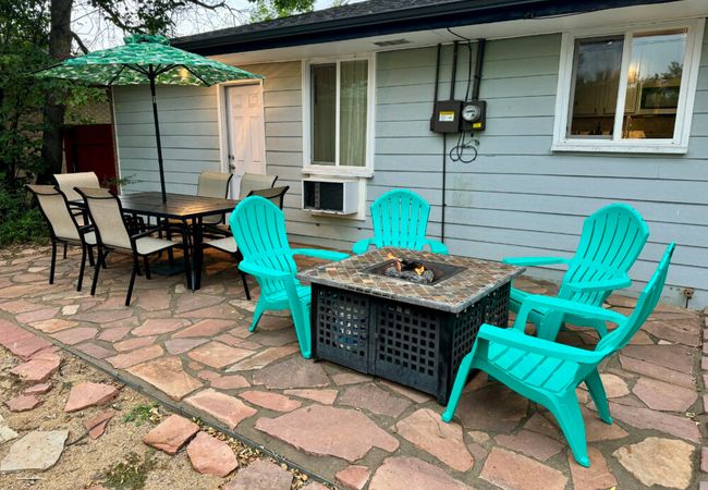 Family & dog-friendly retreat with fire pit