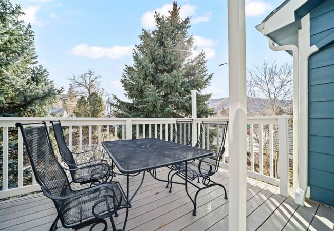 Golden view townhouse – walk to downtown!