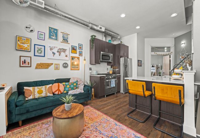 Bright 1br + office, attached garage & fast wifi