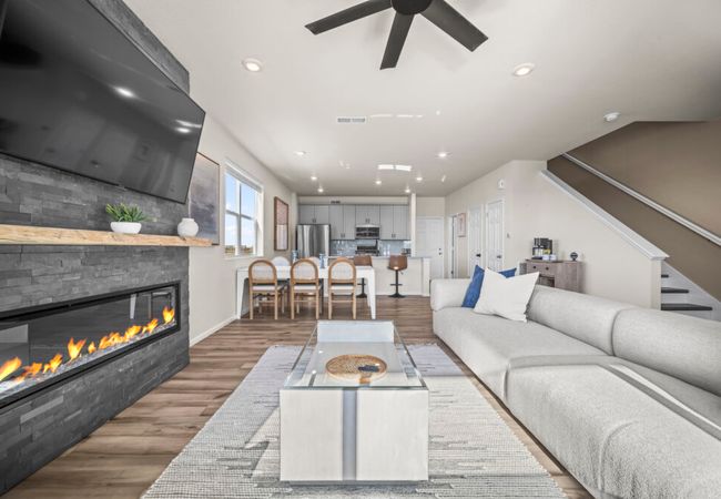 10 min to dia, walk to the gaylord!