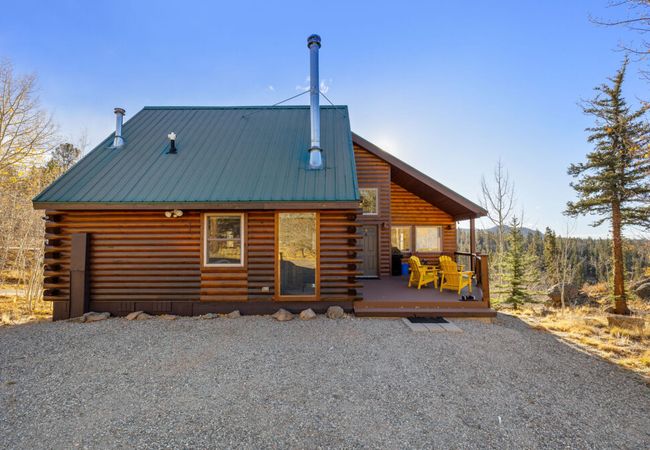 Mountain getaway for 4 with scenic views