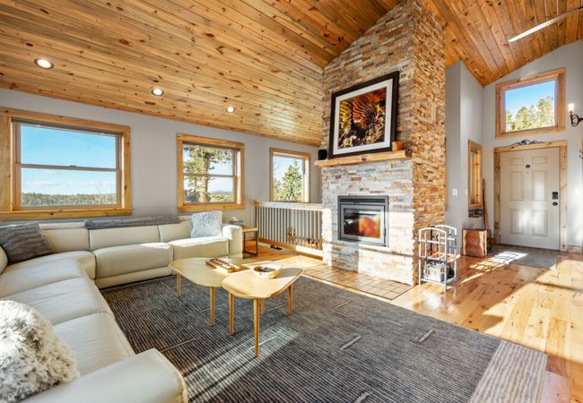 Mountain retreat for 6 with stunning views