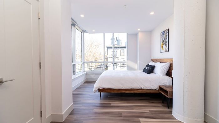 Retreat to the serene bedroom, offering a plush bed, stunning skyline views, and a spacious closet to keep your belongings neatly organized.