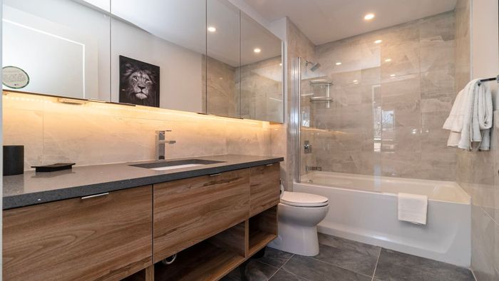 Indulge in Style – Luxurious Bathroom with Elegant Finishes.