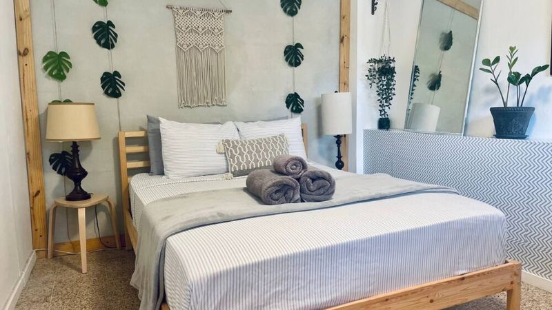 Eco Retreat Near Ferry | Solar-Powered & Cozy