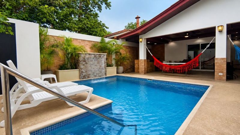 Chitré Pool & BBQ House | Sunny Patio & AC